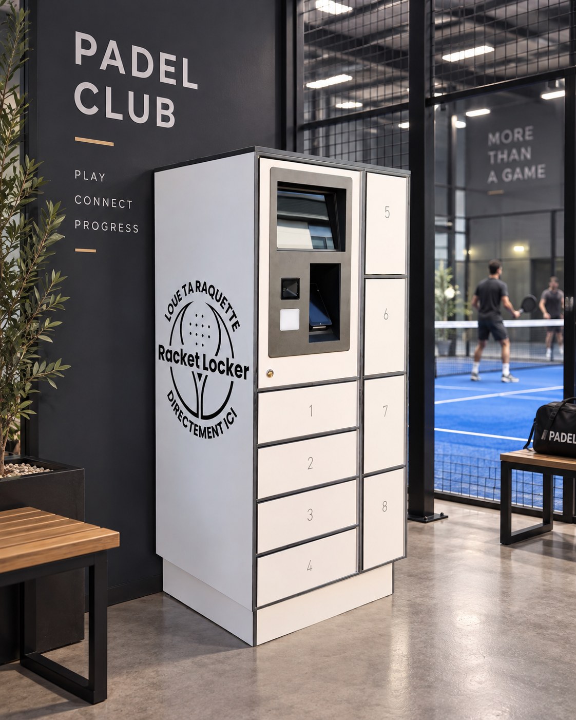 Racket Locker RL8 installé dans le club-house d'un club de padel