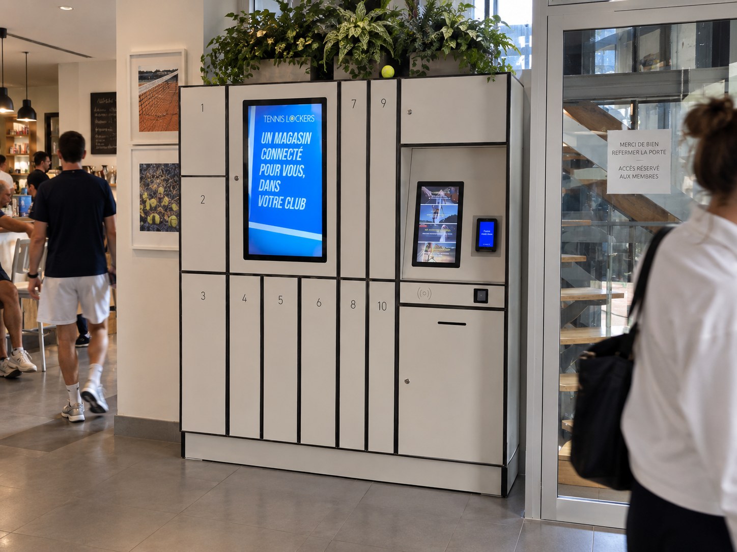 Tennis Locker installé dans le club-house d'un club, écran annonçant le magasin connecté, borne tactile et casiers de retrait